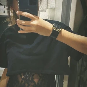 Kort Tshirt  - Säljer denna populära korta t-shirten från zara💗 bra skick, skriv för fler bilder! Inte min bild