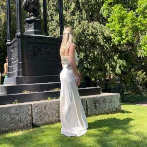 Vit lång bal klänning 🌸  Köpt från Asos och endast använd på själva balen. I nyskick   Skicka gärna pm för frågor eller fler bilder