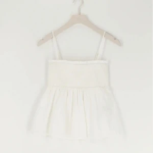 Vit topp!🤍 - Jätte fin vit topp! Lånade bilder, skriv privat för fler.