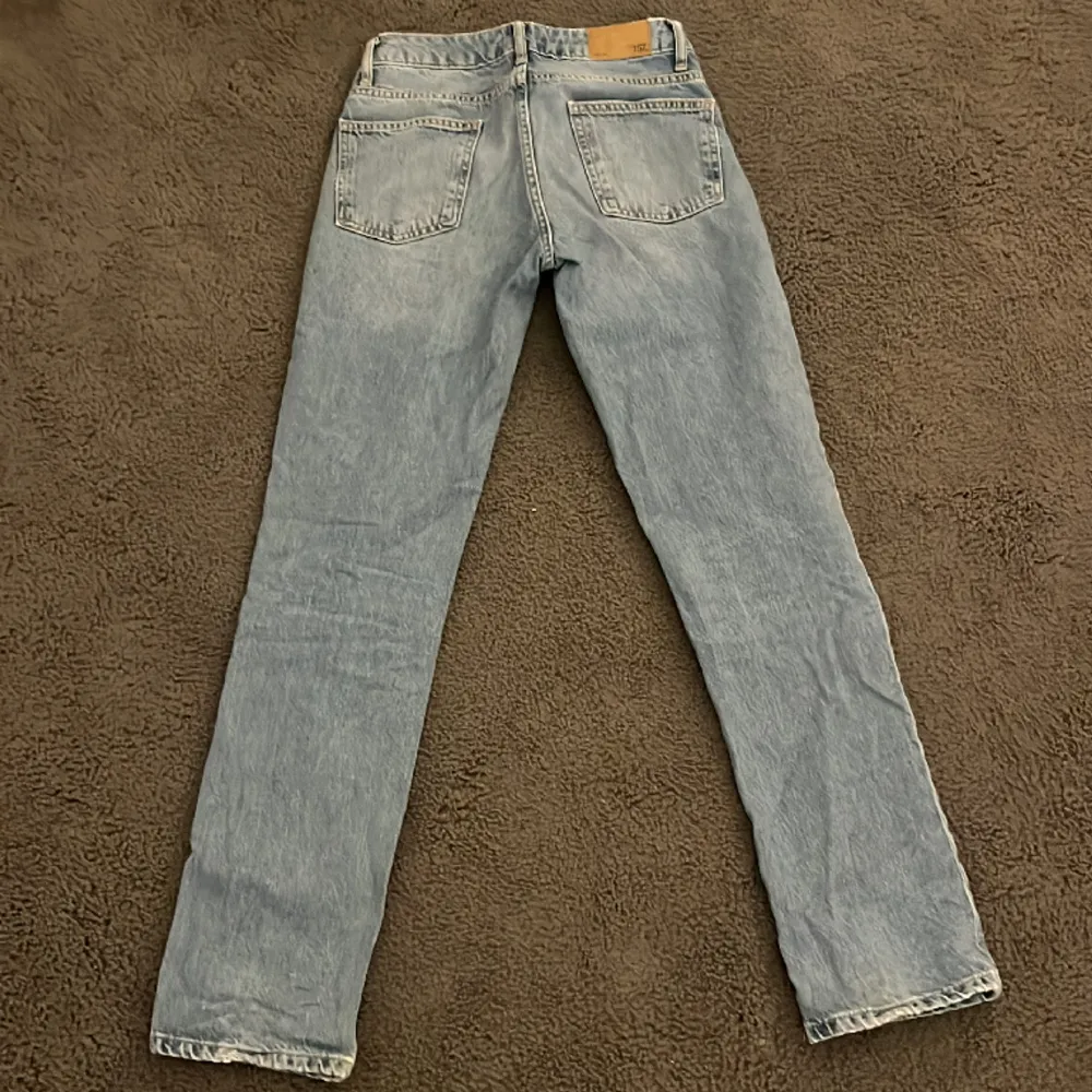 Blåa low waisted jeans från lager 157. Mycket fint skick 😚  Nypris 400:-. Jeans & Byxor.
