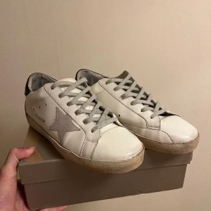 Golden Goose - Säljer mina snygga Golden Goose Superstar. Använde skorna sparsamt i somras och det är därmed i bra skick. Sulan har släppt lite på sidan av skon men det märks inte av utseendemässigt eller vid använding. Skriv vid frågor. Priset kan diskuteras! 