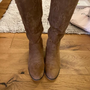Cowboy boots - Aldrig använda endast provade för dessa bilder.  Köptes på raglady för 600kr och jag säljer för 300. Storlek 38 och passar mig som har 37 också. 