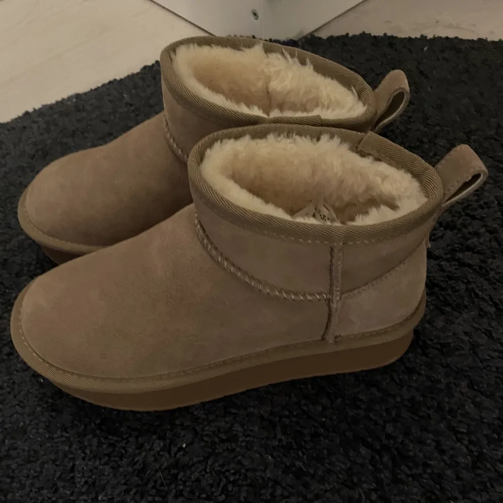 Låga beiga uggs från skopunkten! Andvända knappt 1 gång då dom är för små för mig 💕. Skor.