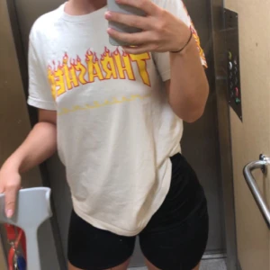 Thrasher t-shirt - Använd några gånger, men väldigt fräsch. Nypris 299kr, köpte står för frakt