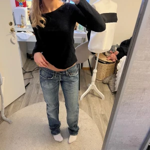Lågmidjade jeans - Säljer dessa snygga lågmidjade jeansen då de inte kommer till användning, de är lite för långa för mig som är 168. Midja 26 längd 34.