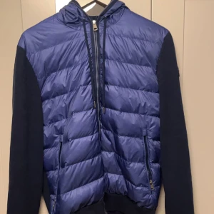 Moncler cardigan  - Blå moncler cardigan Är i bra skick och sitter som en medium Skriv för mer bilder och information