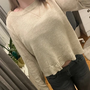 Stickad tröja  - Beige stickad tröja från hm i stl xs. Lite nopprig men syns inte när om man inte tittar riktigt noga💞