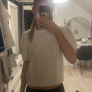 söt stickad t-shirt  - Stickad tröja från & othet stories, ej kommit till användning pgr av att den ej är min stil ! Gammal men använd fåtal gånger. Jätte skönt matrial 