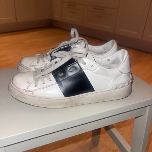 Valentino skor - Säljer mina valentino skor i storlek 37! Har använts flitigt men inga större defekter, endast lite smutsiga här och där som går att få bort. Låda, dustbag och nya snören tillkommer! Säljer för 2850kr. Skriv vid intresse!