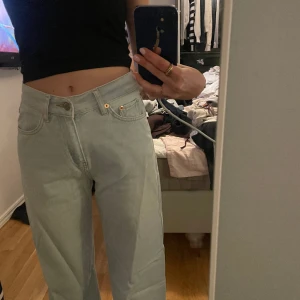Jeans - Ljusblåa jeans från Junkyard, sparsamt använda. Trovärdiga i storlek, nypris 449. 