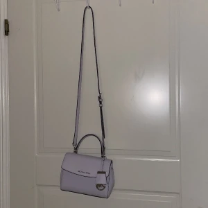 Michael kors väska  - SUPERSÖT Michael kors väska perfekt nu till sommaren. Köpt för 1700kr, skriv för fler bilder. Sparsamt använd, inga synliga slitage. Köparen står för frakt 💕💕