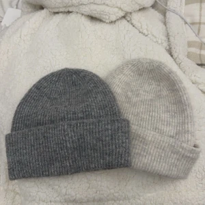 Samsøe Samsøe mössa - Säljer mina två Samsøe Samsøe mössor, den gråa är aldrig använd och den vita/beige är använd ett fåtal gånger. Nypris 479kr/styck, 600kr för båda. 