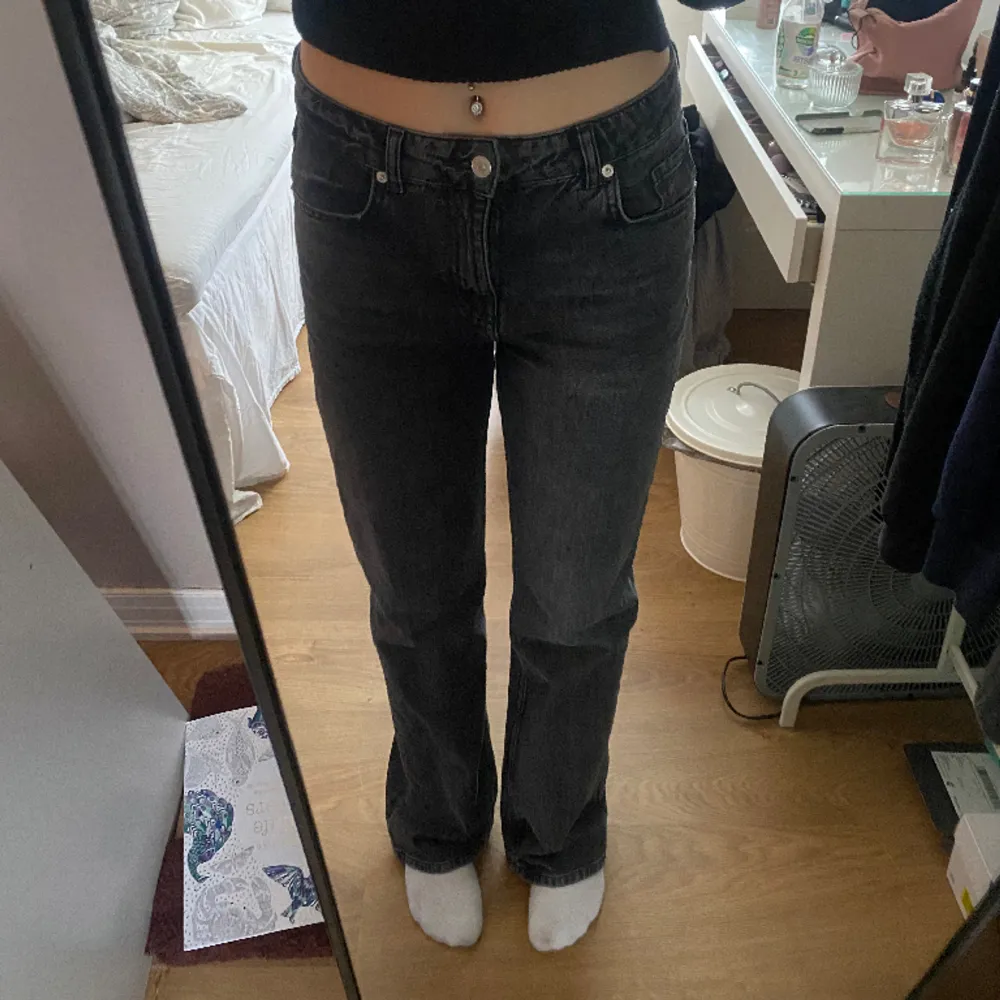 Svarta bootcut jeans från Ullared. Använda fåtal gånger. Säljer pga dem har blivit för stora, jag har S i vanliga fall. Jeans & Byxor.
