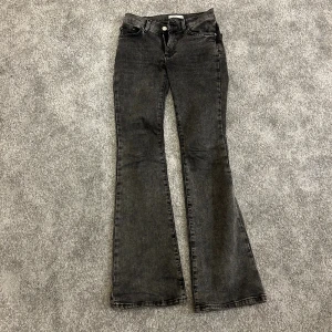 Gråa jeans - Jättefina jeans från Gina! Väldigt bra skick!
