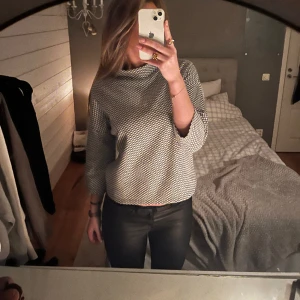 Tröja  - Säljer denna as snygga svart vita tröjan, med trekvarts armar och medelhög krage!💕
