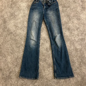Jeans - Jättefina jeans från hm som inte säljs längre, midjan har justerbara resårband men kan ta bort dom om de skulle önskas!   Jeansen är lågmidjade  Lite slita längst ner men annars jättebra skick!
