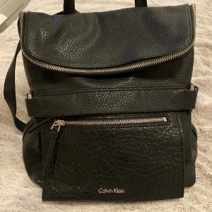 Calvin Klein ryggsäck  - Använt den få gånger och är som ny! Köpt för 1400kr.  Kan posta men du står för frakten. 