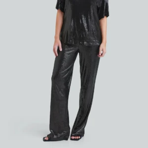 Paljettbyxor - Svarta paljettbyxor ifrån bikbok, dem är använda en gång. Dem är i storlek 34 och passar lig som har storlek 36 vanligtvis. Dem har även dragkjedja.  Frakten ingår inte i priset utan köparen står för fraktkostnaden.