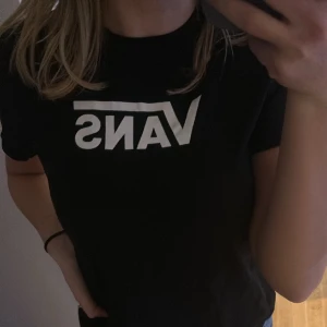VANS T-shirt  - Säljer denna T-shirt som jag använt nångång tidigare men den är som ny!! 🥰