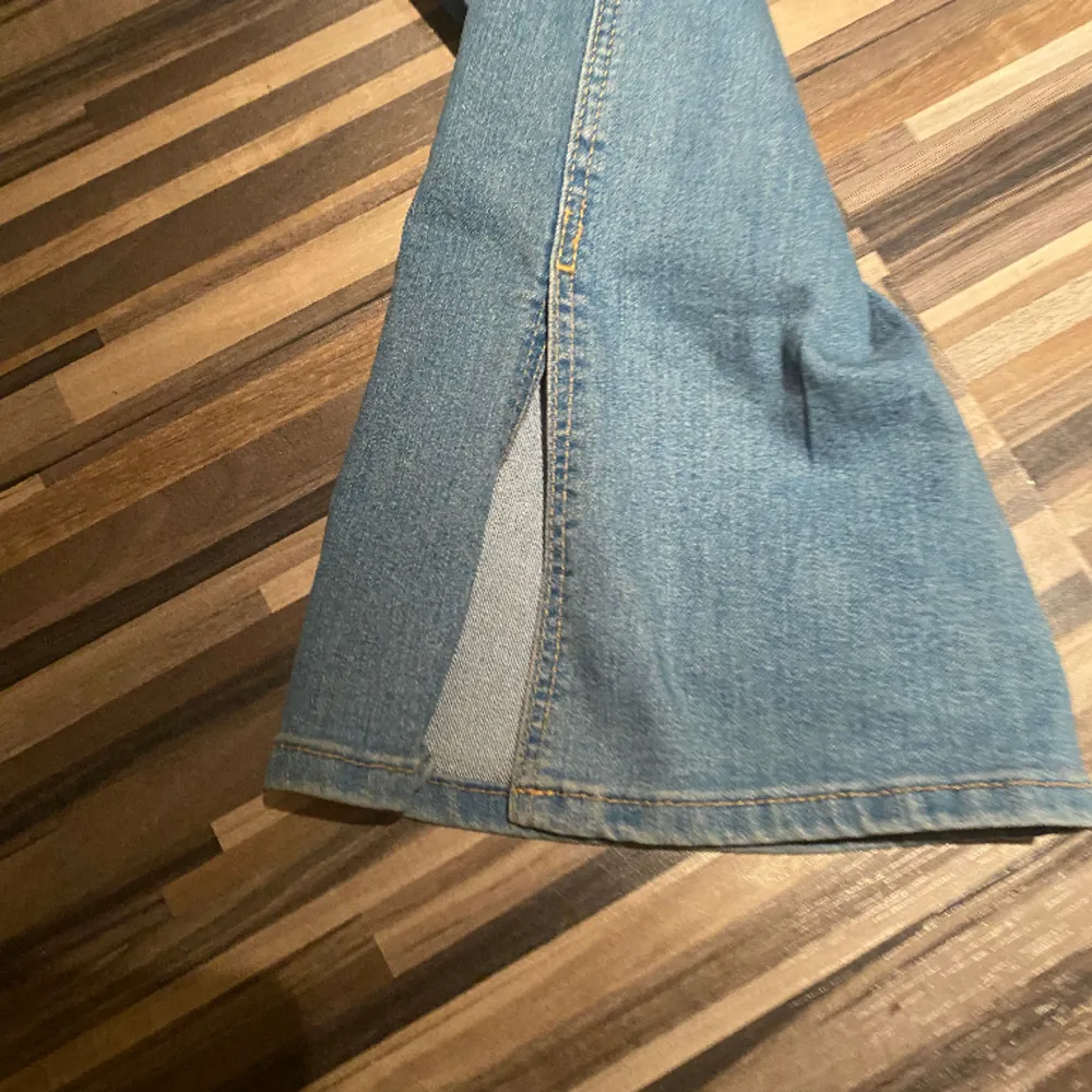 Jättefina jeans från Hm. Köpta för 250kr. Jeansen är i storlek 164 som jag skulle säga är som xs. Använda ett fåtal gånger. Jeansen har en slits nere på byxbenen. 💓💓. Jeans & Byxor.