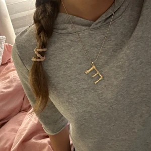 guld halsband - säljer mitt e halsband i guld!🧡 rostfritt stål och justerbar längd på kedjan