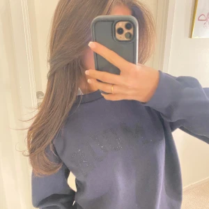 Marinblå tröja  - Jätte fin sweater med strass/ glitter text 