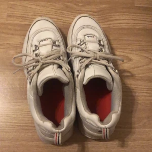 Fila skor - Vita skor från fila. De är använda mycket men i bra skick. Köparen står för frakten!🤍
