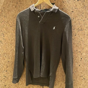 Långärmad piké Ralph Lauren - Säljer nu denna fräscha långärmade pikén från Ralph Lauren perfekt nu till våren ~ Strlk S ~ Skick: 10/10 ~ Den är brun med vit logga ~ Bara att höra er om ni undrar något!!✌🏻✌🏻