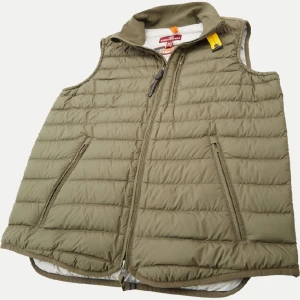 Parajumers väst - Säljer en oliv grön parajumer super Lightweight  dunväst i storlek M.  Västen är använd men ser ut som ny. Vill du veta mer eller har några frågor kan du alltid skriva// mvh Filip 