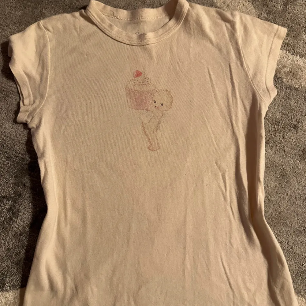 Gullig t-shirt från Brandy Melville, perfekt nu till våren. Säljer pga att den inte kommer till användning, skriv om ni vill ha bilder i dagsljus ❤️. T-shirts.