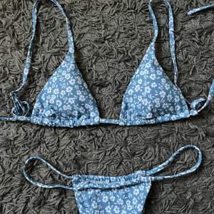 Helt oanvänd, blå blommig bikini i storlek XS.  80 kr, hämtas i Kalmar eller skickas mot fraktkostnad.