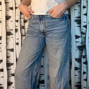 Blåa jeans med straight legs från H&M. Säljer då dem inte kommer till användning längre💕☺️