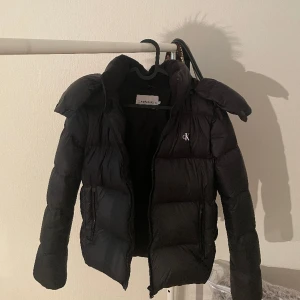 Calvin Clein Vinterjacka - En perfekt vinterjacka för dig som gillar korta jackor. Jackan är i storlek XS och perfekt skick (knappt använd). Priserna kan diskuteras. Kontakta mig gärna för mer info!💞