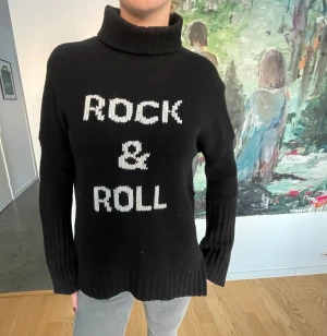 Stickad zadig tröja - Sååå himla snygg tröja från Zadig!! Säljs då den inte kommer till användning. Ett litet litet hål som ni ser på andra bilden.