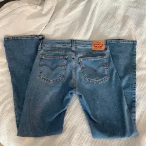 Levis jeans i ny skick använt två gånger men är för stora därför dom säljs!! Midjemått 37 cm och innerbenslängd 77 cm! Modellen är ”superlow boot” w: 29.  600kr plus frakt  Jeansen är bootcut och lågmidjade.