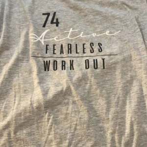 T-shirt - Säljer denna helt nya träningströja/sov tröja. Den är baggy och i jätte mjukt mysigt material. 