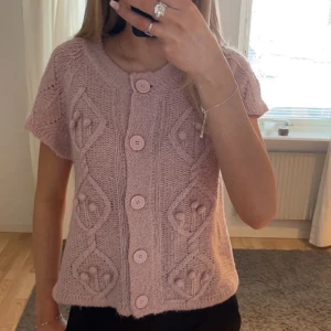 Stickad t shirt  - Så söt stickad tröja/kofta med detaljer! 250 + frakt! Använd köp nu💕💕skriv för frågor eller bilder! Jag är s/xs! Pris kan diskuteras 