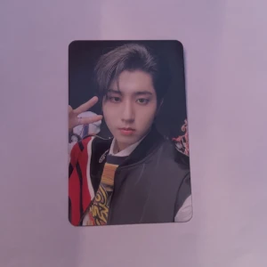 Han Jisung Rock-star pc - Säljer denna då jag lyckats fått dubbelt av den! Det är officiellt från Rock-Star, perfekt skick precis som ny!