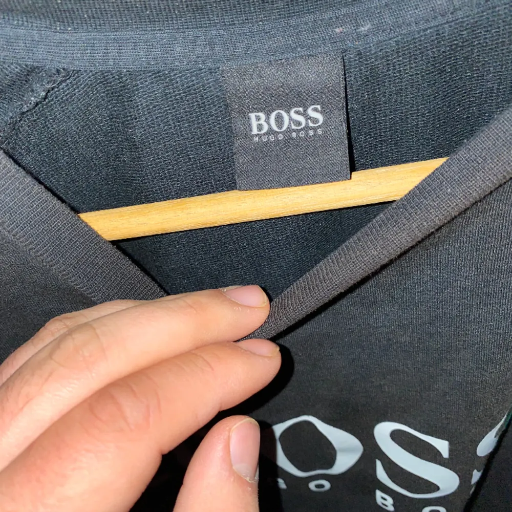 Hugo boss tunn långärmad tröja, fint skick, ganska skön för en varmare dag haha, storlek M . Tröjor & Koftor.