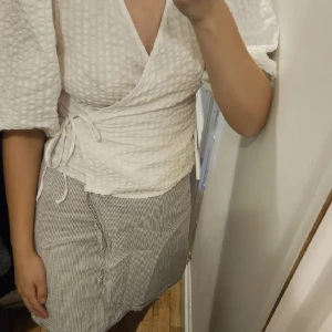 Topp med puffärm - Supergullig topp med puffärm, knappt använd så är i mycket bra skick! 