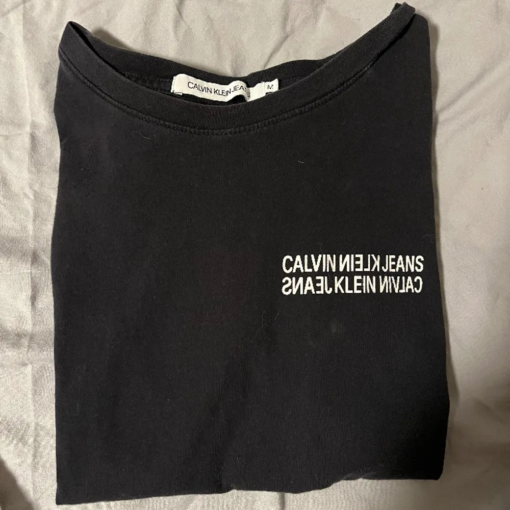 Säljer en fin Calvin Klein t shirt i storlek M, den är använd men inget som syns! . T-shirts.