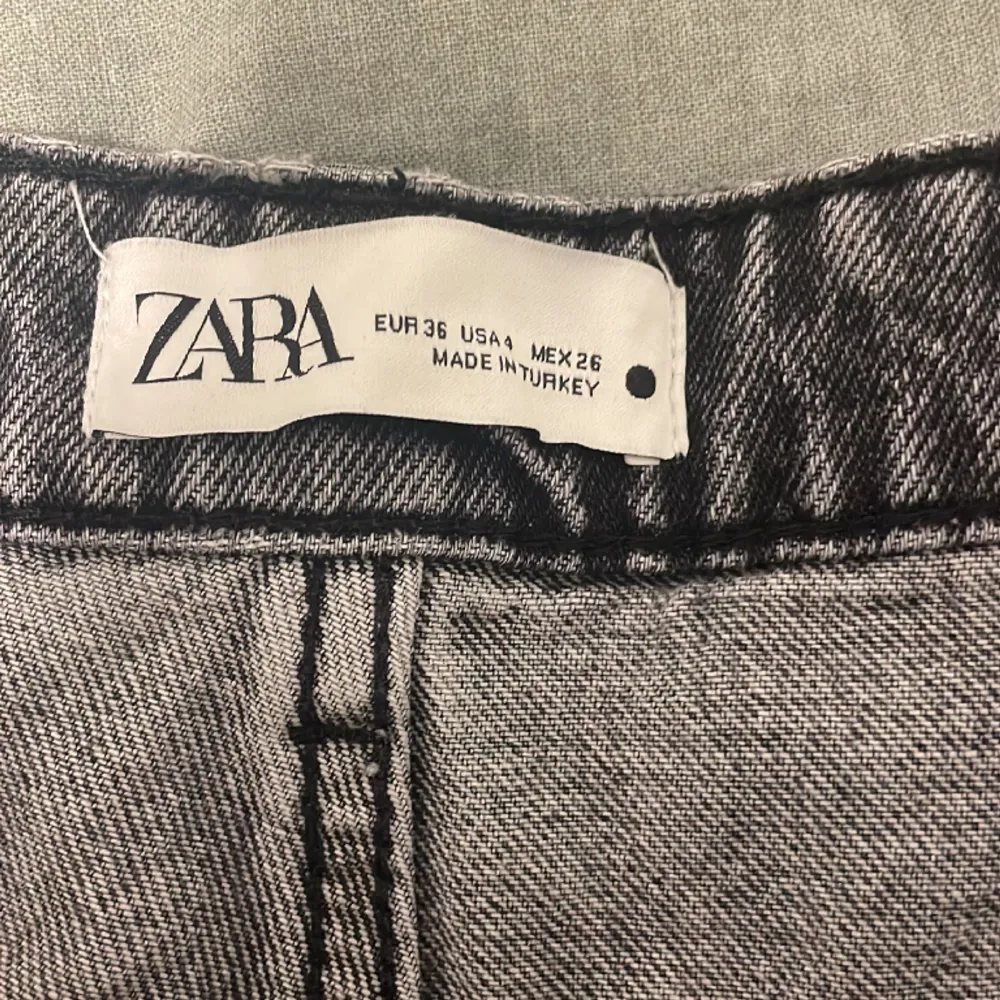 Säljer mina superfina zw cut off shorts från Zara då de är för små för mig i midjan. Köptes för 329kr. Skriv för flera bilder💗Medelhög midja. Pris kan diskuteras . Shorts.