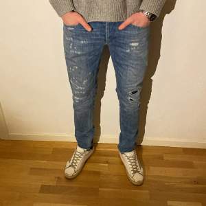 Dondup jeans i modellen George, Storlek 33. Nypris: 3599kr - Vårt pris 999kr. Modellen är 186 cm och väger 79 kg. Hör av er vid frågor!/SS