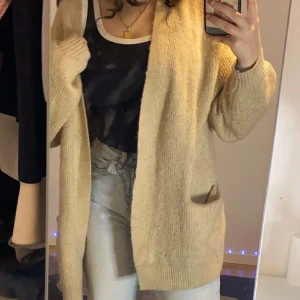 Kofta - Stickat kofta, väldigt skön material funkar för skolan eller hemma för kalla dagar. Storleken står inte riktigt men det funkar för S, M och L