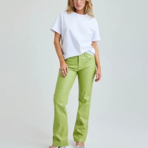 Skinnbyxor - Oanvända skinnbyxor från bil bok i storlek 34, helt oanvända med lappen kvar