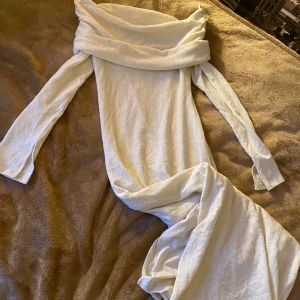 Lång offshoulder tröja från Gina Tricot med slitningar  - Bra skick, använd 1 gång. Mjukt material, man ser ej igenom. Köpt för 600kr