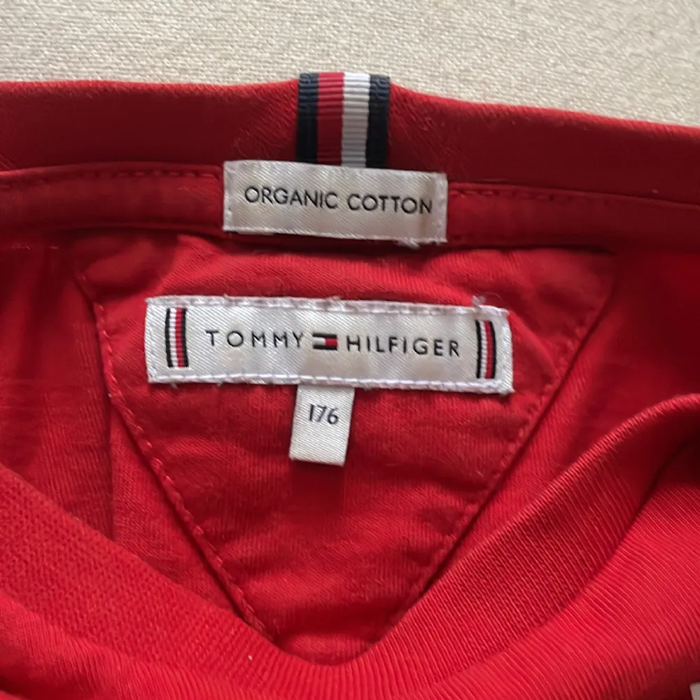 Röd tommy hilfiger t shirt i bra skick. Skriv om ni är intresserade!. T-shirts.