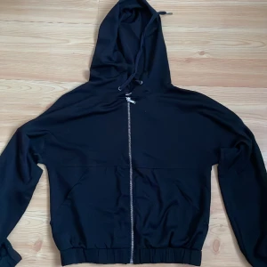 Tunn kofta - Storlek xs funkar som S också!  Svart kofta i tunnt material.