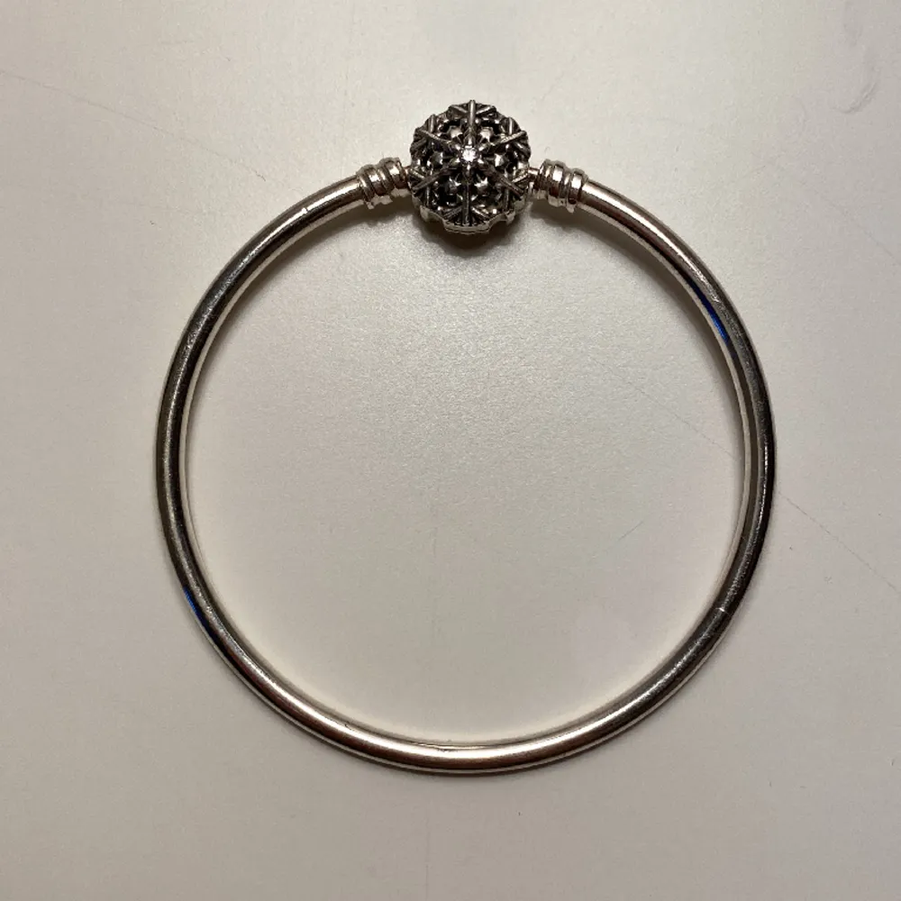 17 cm, väldigt bra skick, endast använt 2 gånger. Klaspen på armbandet är en snöflinga. Har dock inte kvar asken armbandet kom i.. Asusteet.