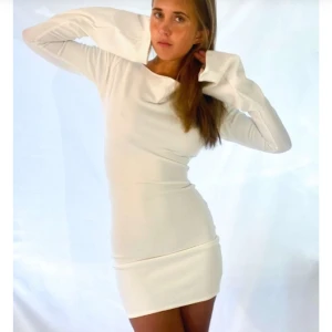 Studentklänning? - Säljer denna jättefina vita klänning från By Stina, då jag vill ha en lite ”lösare” klänning till studenten. Den är helt ny med prislapp kvar. Storlek s med längd 95. Nypris 850kr. mitt pris 650 kr eller bud